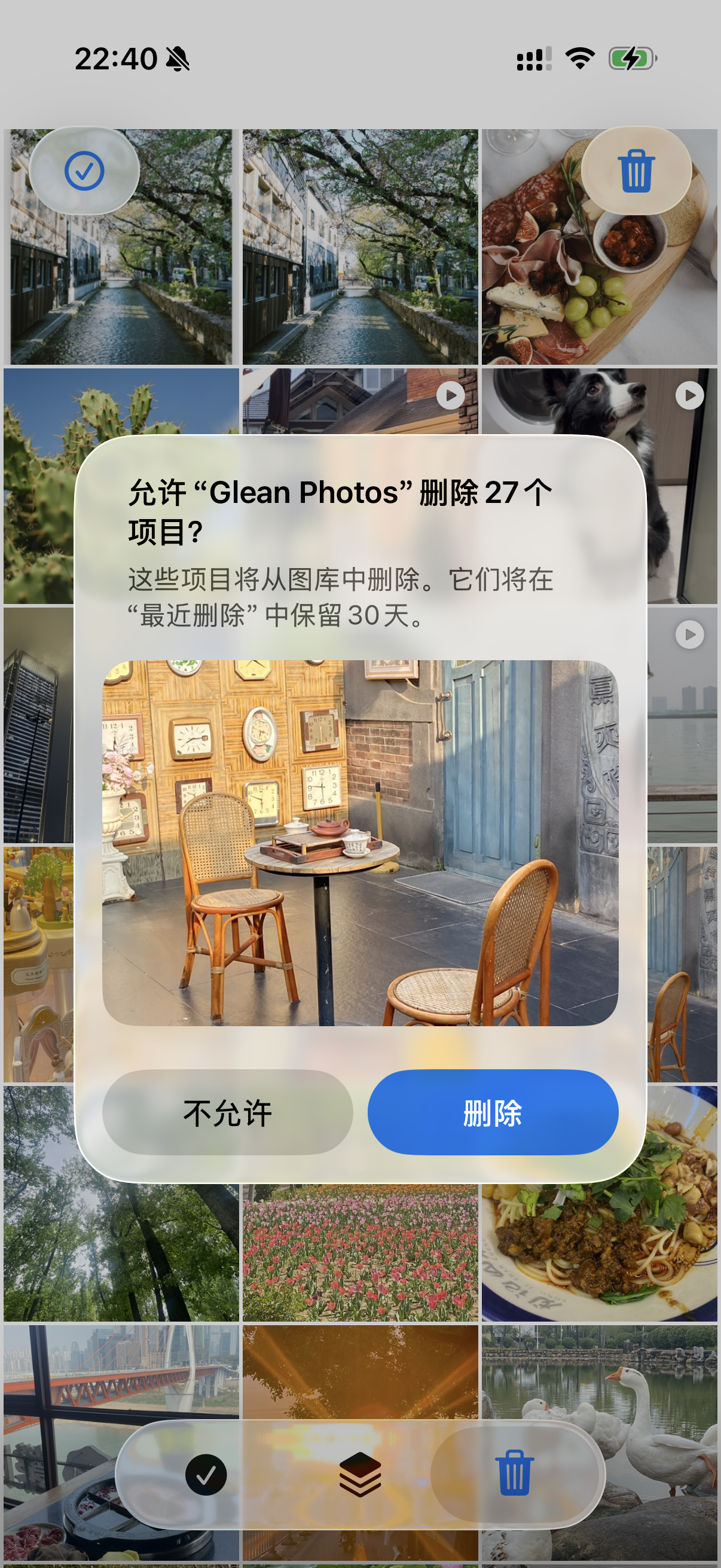 iPhone手机屏幕显示待删除照片列表界面，多个缩略图排列成网格状，每个图片右上角有红色删除标记